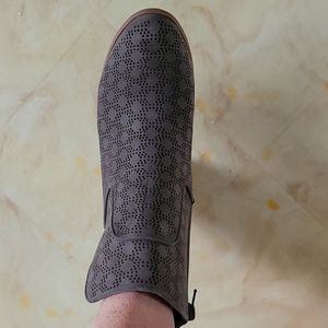 Carlos Santana Grey anckel boots.